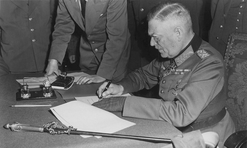 Feldmarszałek Wilhelm Keitel podpisuje akt kapitulacji Wehrmachtu