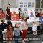 Zdjęcie 26 Uczestnicy na tle wystawy